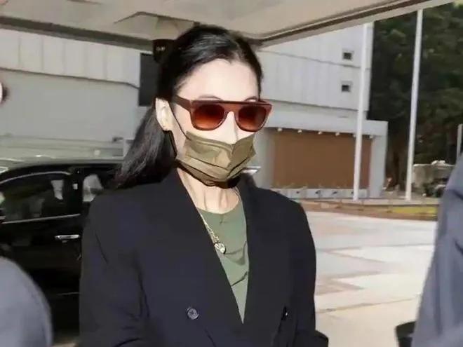 今年母亲节张柏芝没晒出热闹的家庭合照，反而被拍到独自逛超市的冷清画面，不少网友还