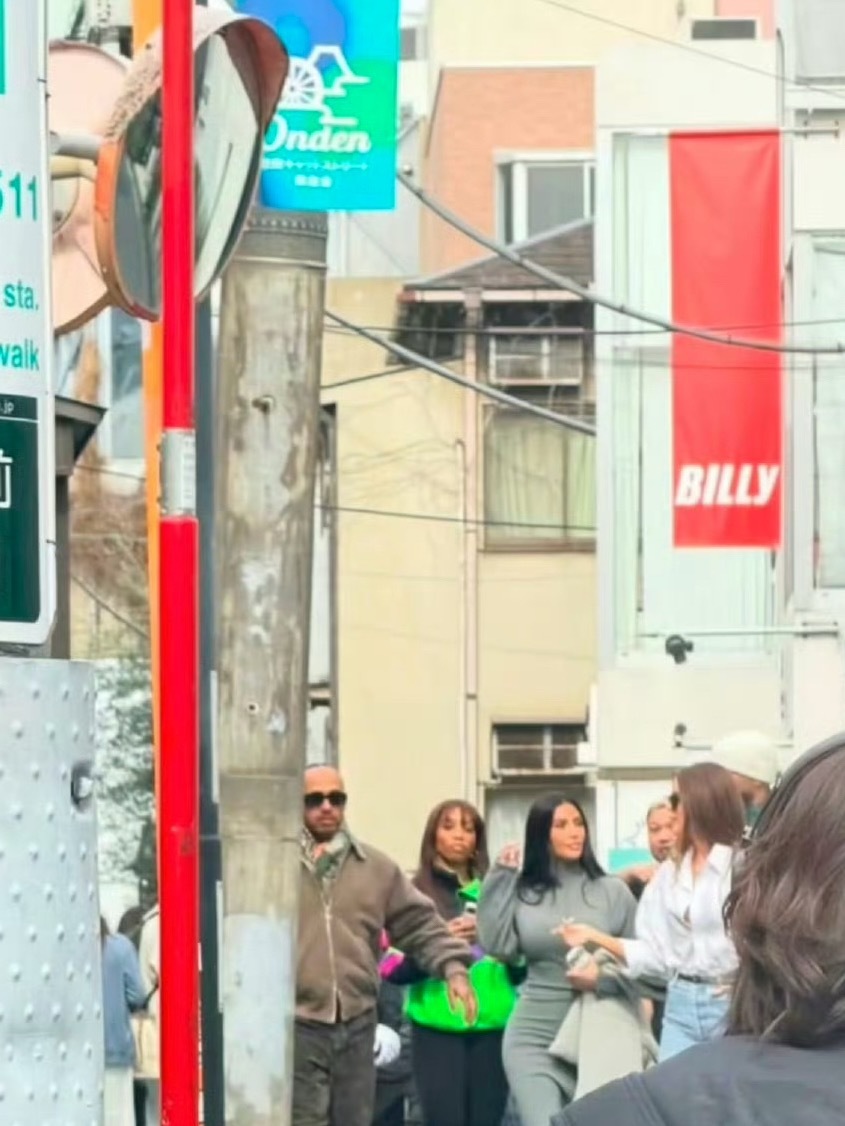 金卡戴珊汉密尔顿承认恋情最逗的是评论区分两派：体育粉跪求别耽误比赛，综艺粉已经在