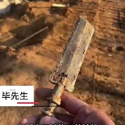 这才是聪明人！湖北黄冈，一男子在工地干活时，突然在土里面发现有什么东西掉落出来，