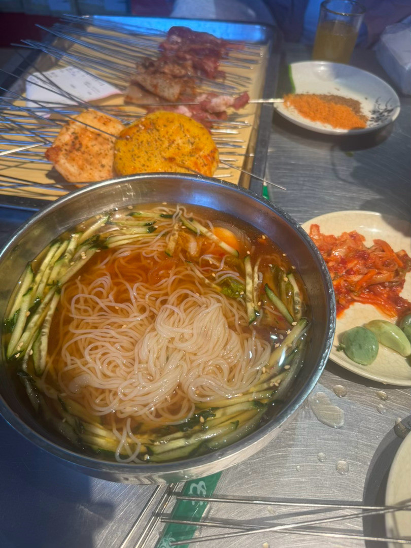 夜宵夜宵我来了！和家里人出来吃烧烤，冷面真的是必吃…配上牛肉串真的香摔一个跟头