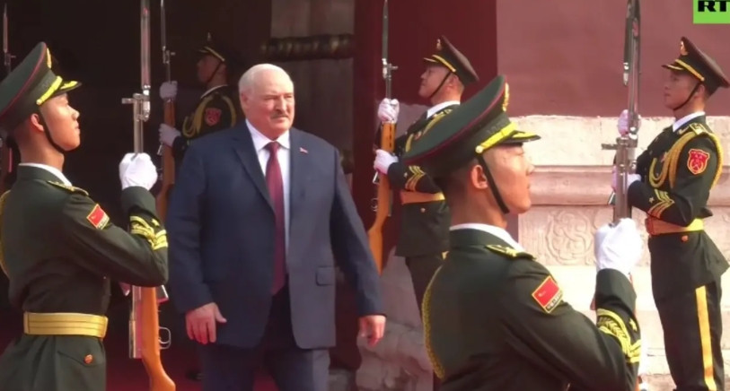 白俄罗斯第一公子尼古拉亮相天安门，太帅了！他和父亲一起走红毯，然而并没有走在父亲