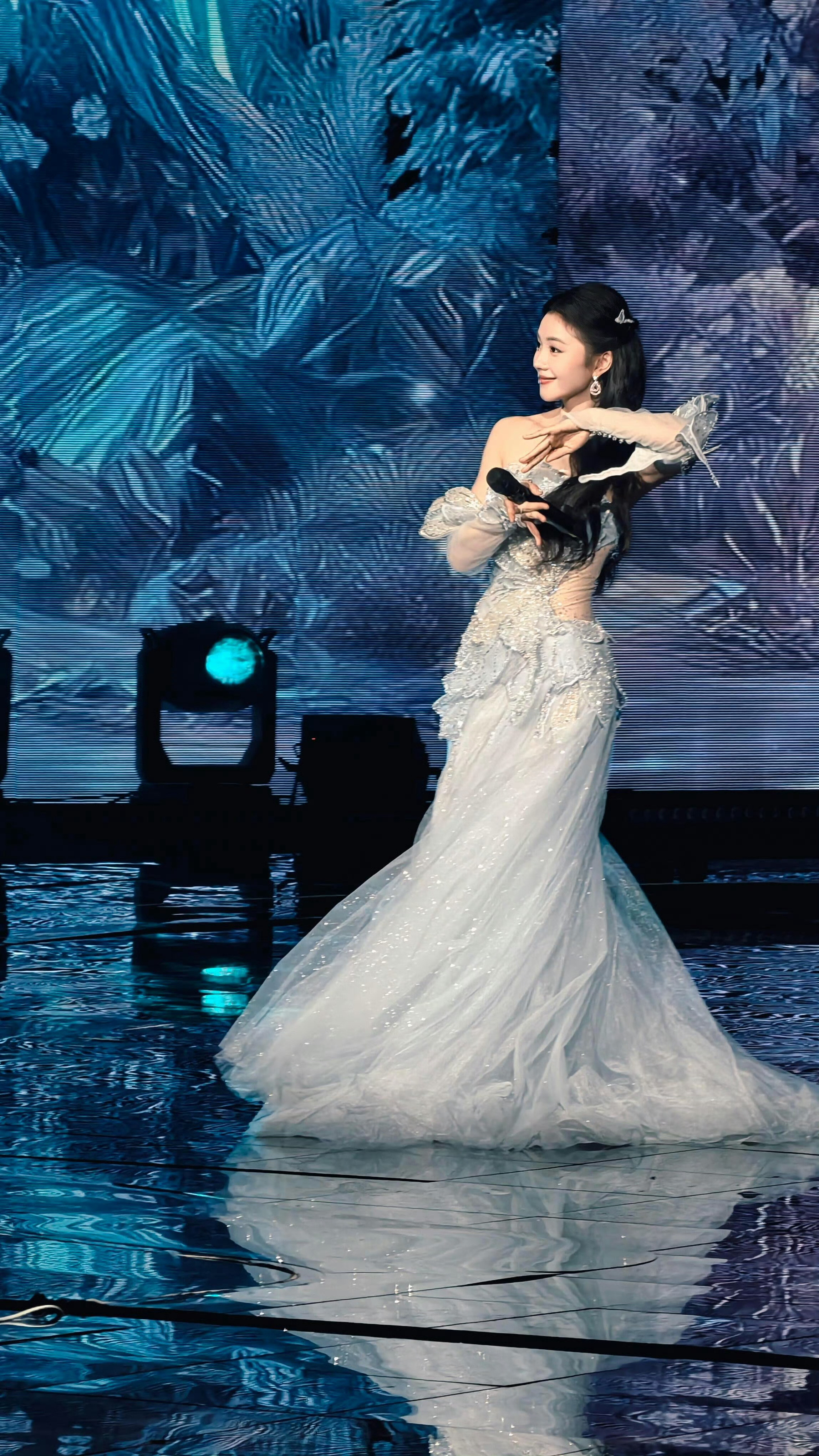 存子好美的身段像西游记里的仙女神仙最后那一帧真的有要升天的感觉了☁️