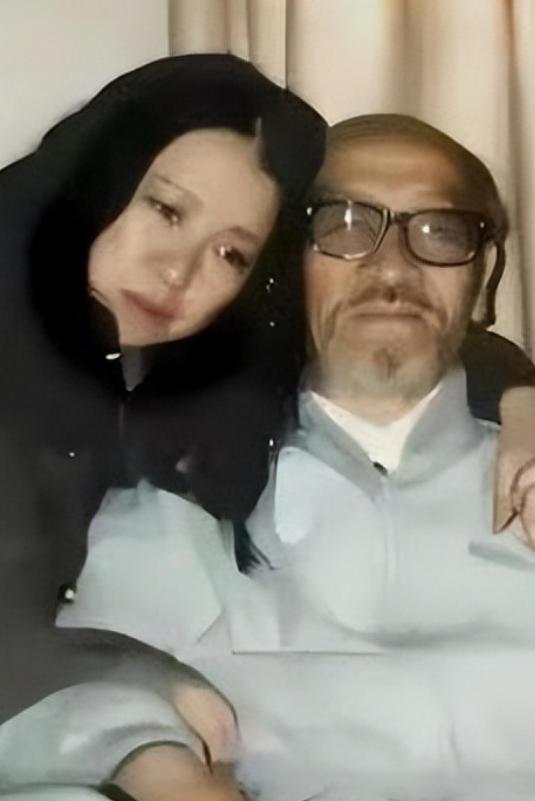 1990年，作家三毛跑到新疆和76岁的王洛宾同居。然而，王洛宾竟然说：“可以同居