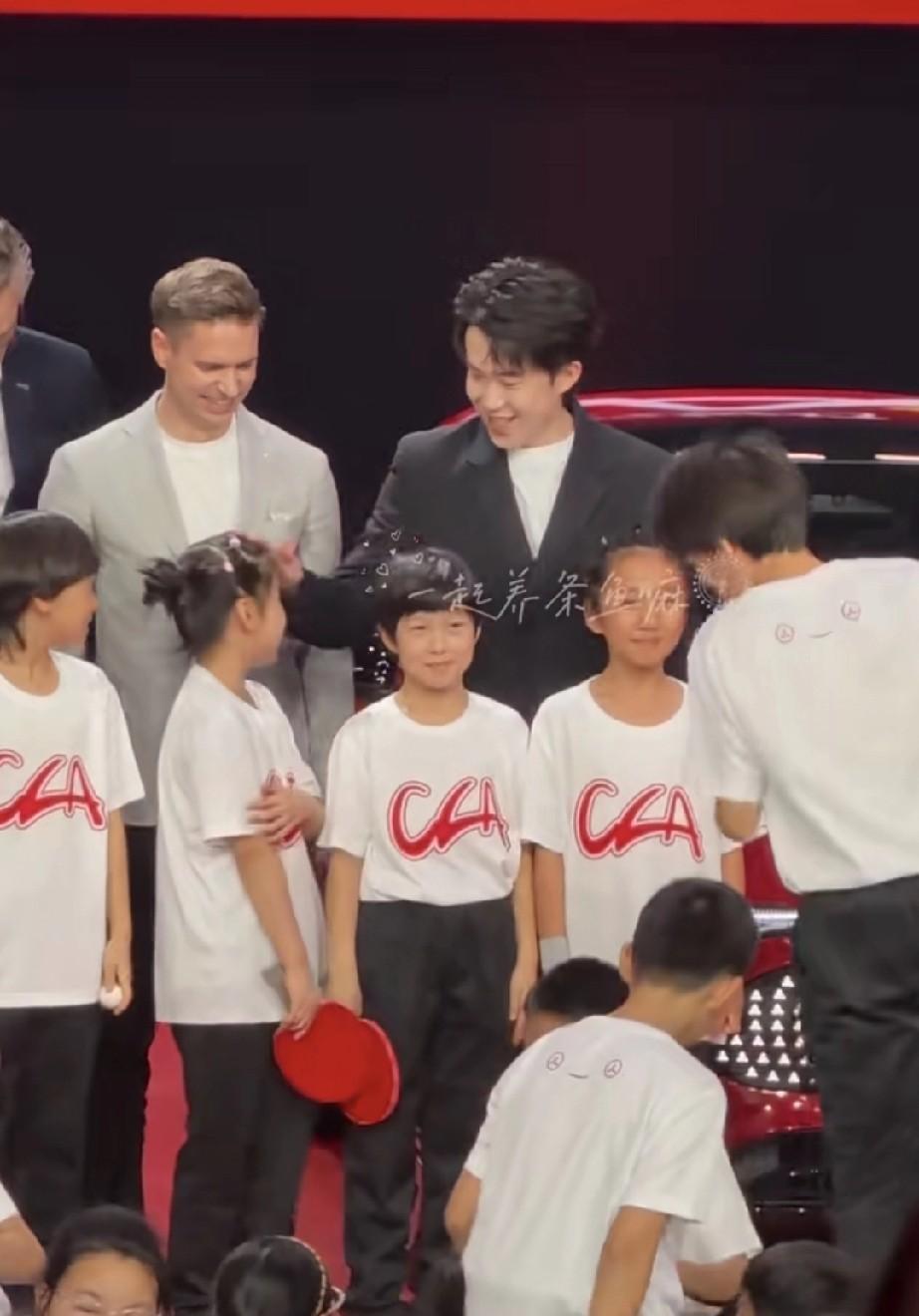 果然勇敢的人才能享受世界，这么多小孩，就只有这个小女孩转过去叫了楚钦哥哥，