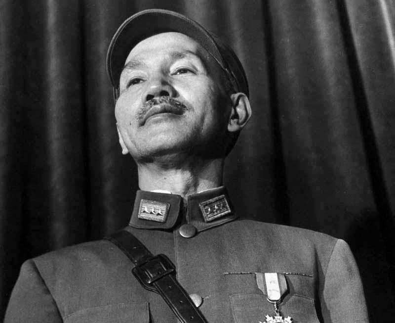 蒋介石为什么一直不敢跟日本开战？因为他把日本人吹上了天，又把中国人贬下了地。在