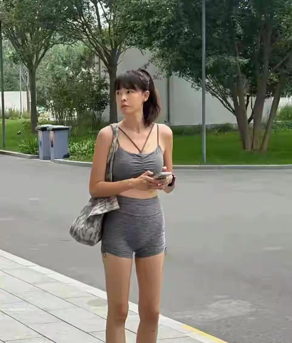 40多岁这身材真是绝了，她老公怎么舍得和她分房睡，还从新婚到现在就这样？不愧是曾