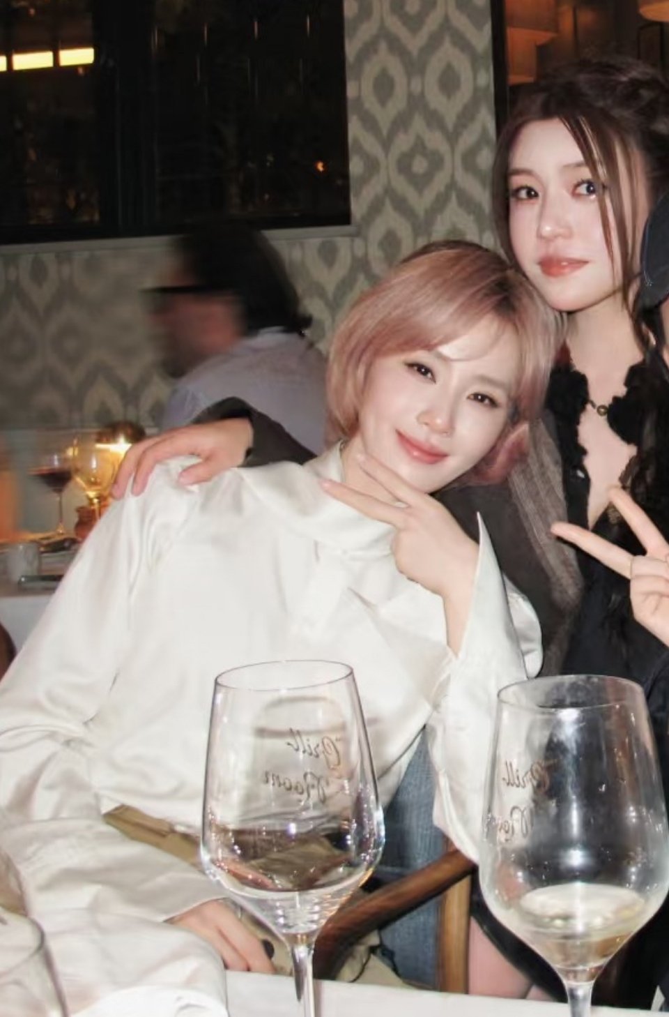 刘诗诗陈妍希巴黎会面，真闺蜜局​