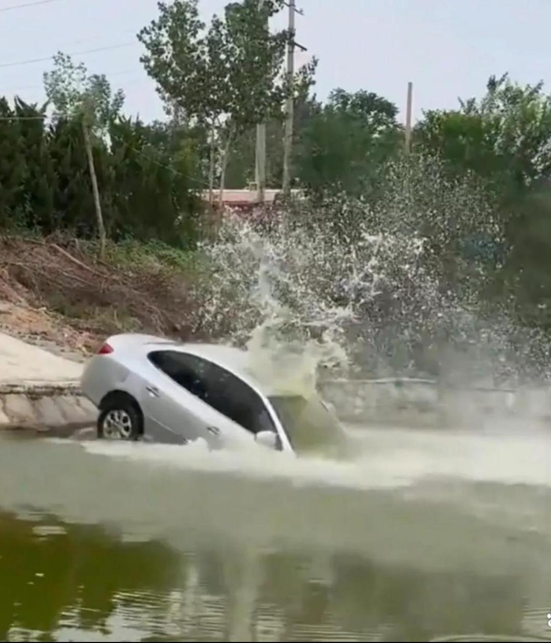 痛心！江西吉安发生一起车辆落水事故3月15日上午，江西省吉安市吉安县发生一起轿