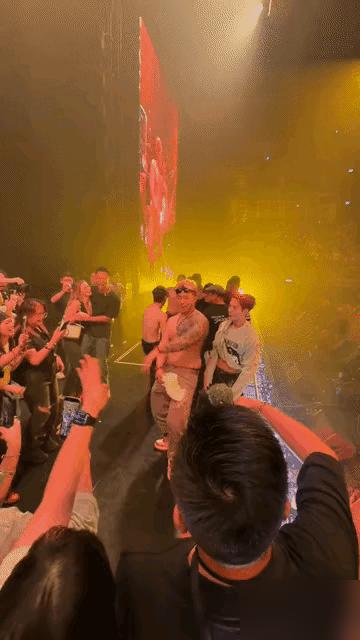 王嘉尔在曼谷被男粉强吻，后台反复擦拭脸颊。视频里他瞳孔放大，瞬间用衣服盖头，