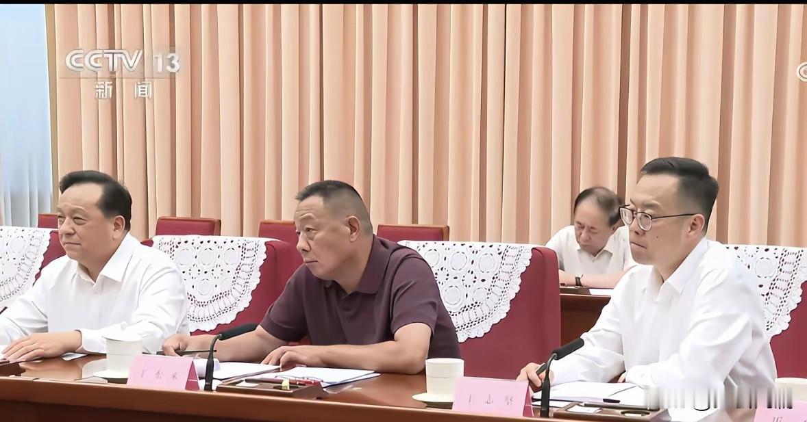 于东来还真的是很休闲，上了新闻联播，别人都是白衬衣，只有他是红T恤[墨镜][得意