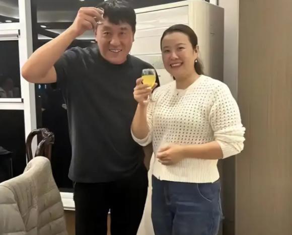 1998年，留学归来的女同学李海洋请何冰吃饭，她说“我都29了，明年30该嫁人了