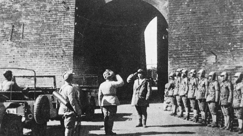 1949年，解放军顺利攻占上海，正当上海滩的富商名流和老百姓们提心吊胆，生怕我军