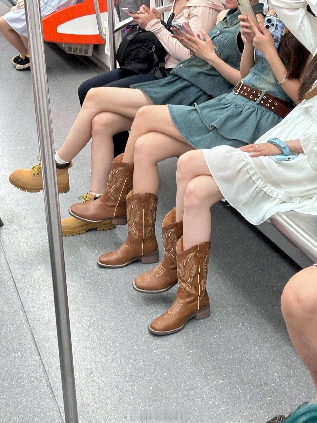 怎么现在都喜欢这样穿……最近看到很多小裙子配西部靴!哈哈哈哈该说不说这靴子还挺好