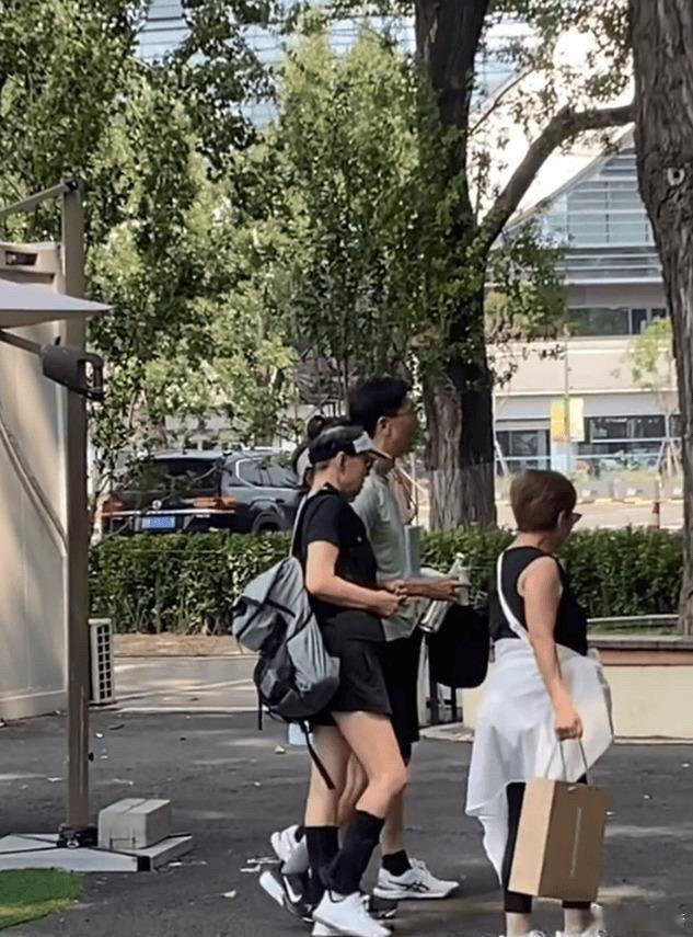 65岁宋丹丹和李静一同晨跑，穿短裤露出大长腿，这身材说她刚30我都信​