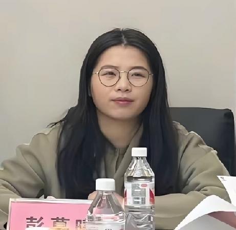 彭处长明明在家休息，为什么不下楼挪车？实在想不通！通报也没说！总共4次被要求挪车