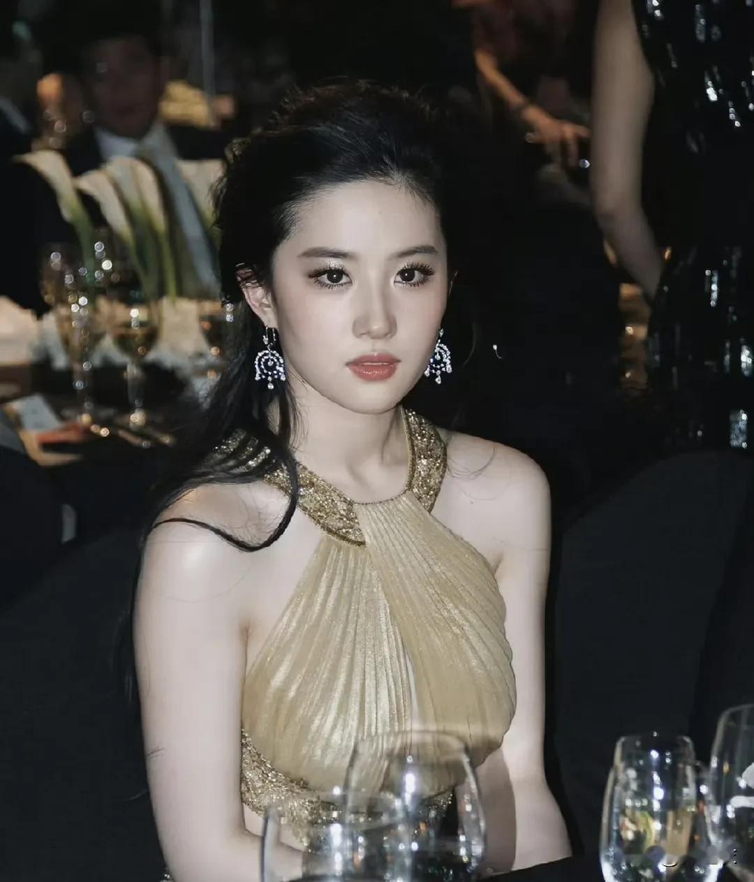 刘亦菲本来就是淡颜，为什么总有人觉得淡颜不如浓颜？因为淡颜浓颜都可以很美。浓