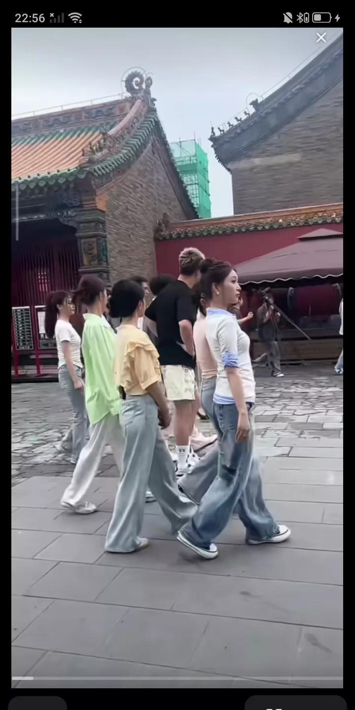 看看郭艾伦这人气，美女前呼后拥啊！这次郭艾伦回到辽宁为家乡代言，正能量满满啊！从