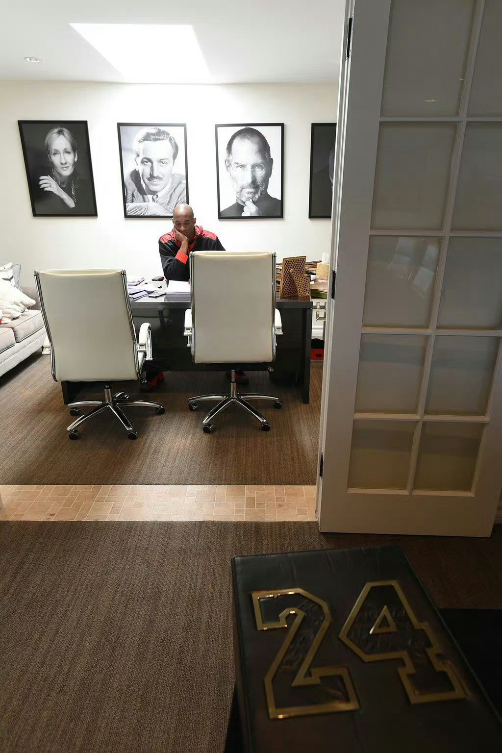 2016年的今天，也就是科比退役后的第一天，他8:30就出现在办公室而退役当天