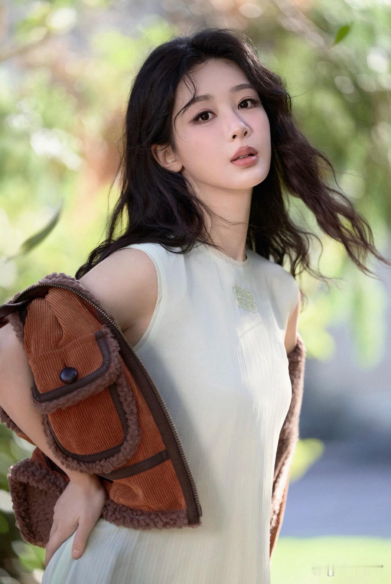 1.杨紫拿下视后之后，商业价值迎来明显跃升，一举新增五个高奢品牌代言。2.朱