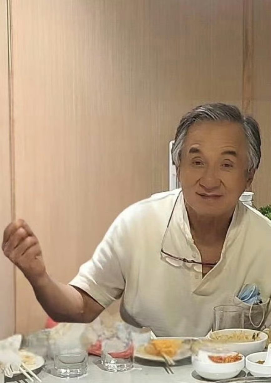 心酸，成龙咋这样了！上了年纪果然一天一个样