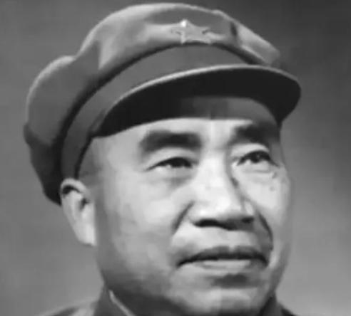 军中，曾经有个约定成俗的习惯，只要是朱老总一现身，无论是元帅，还是将军，必定起身