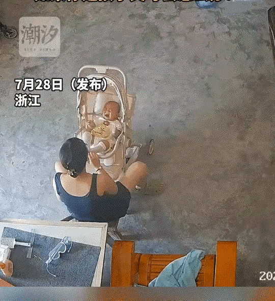 越想越气！浙江邻居串门竟猛推婴儿车致翻倒，宝宝头着地痛哭，她扶车后竟直接溜