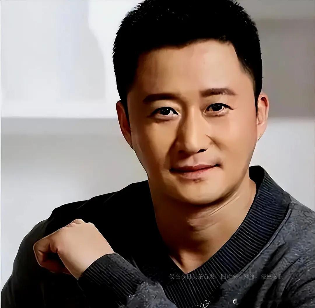 吴京唇部紧急护理把唇膏藏在了自己的手下面，趁着镜头不注意，快速地涂了一圈，收起