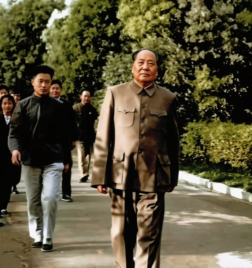 珍贵影像:毛主席在武汉东湖散步！