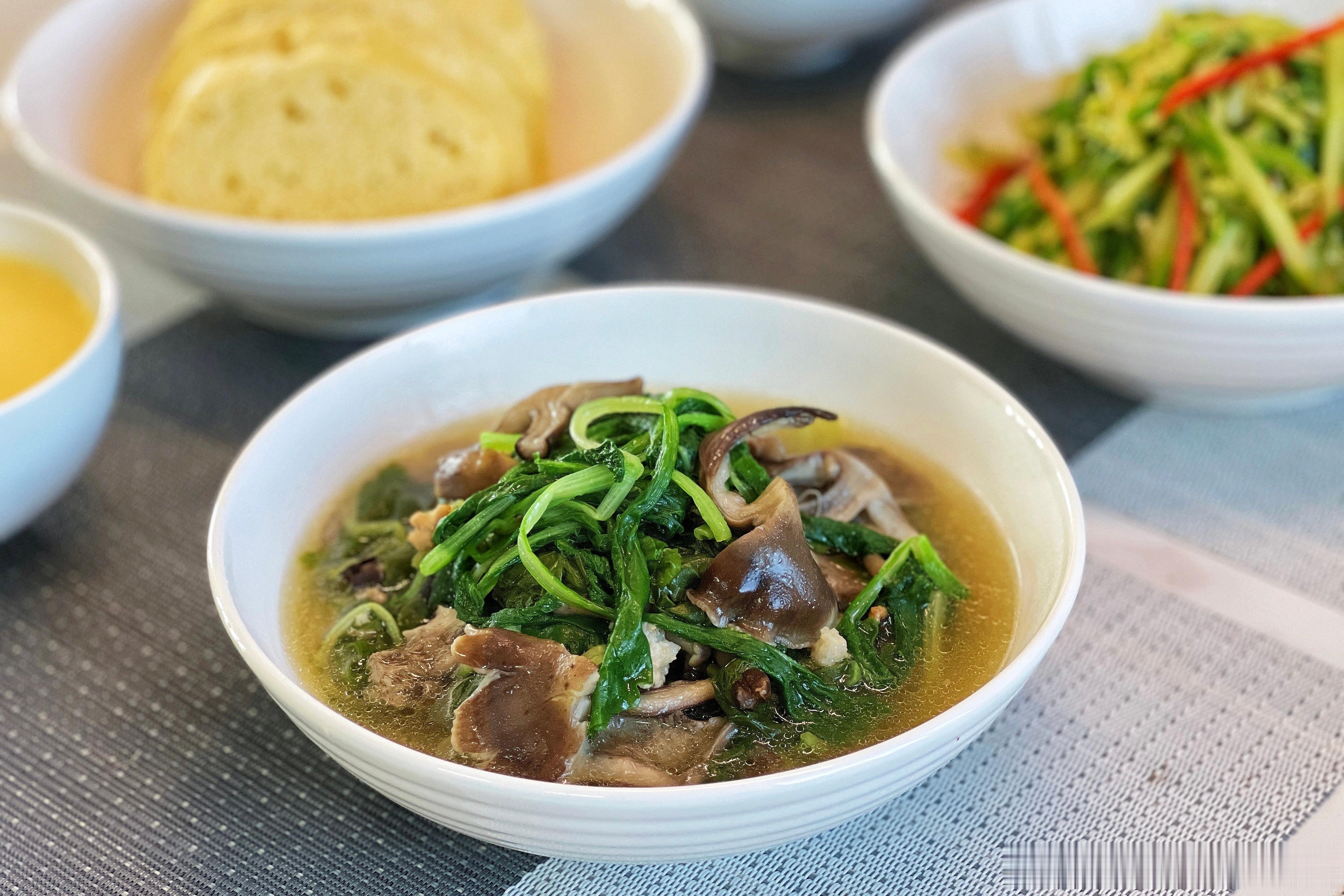 早餐蒸饼子、炖小白菜榛蘑、拌黄瓜、玉米糊。早安～​​​