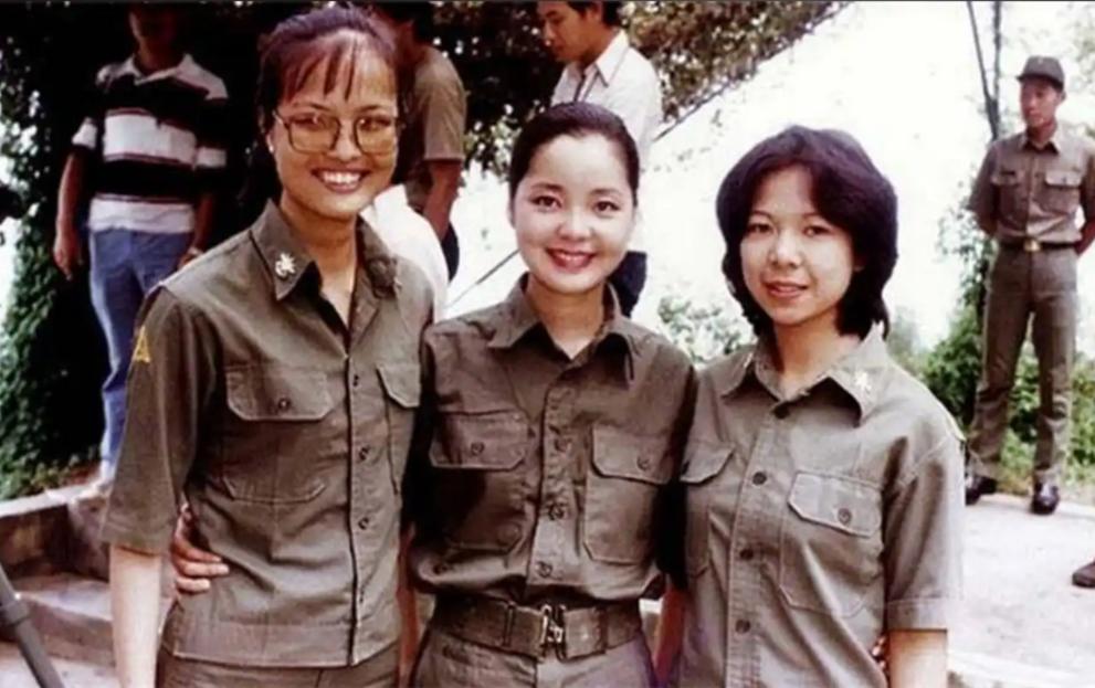 1953年，金门播音站的国民党女特务，每日向大陆播音喊话时，声音娇滴滴的。1