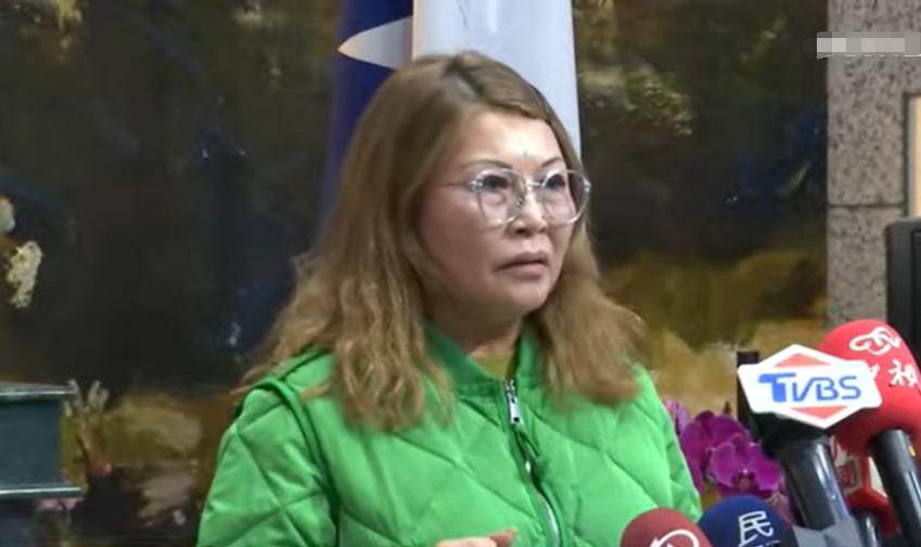 何鹰鹭宣布退出国民党日前因宣传“统一”而遭国民党考纪会停职的陆配中常委何鹰鹭