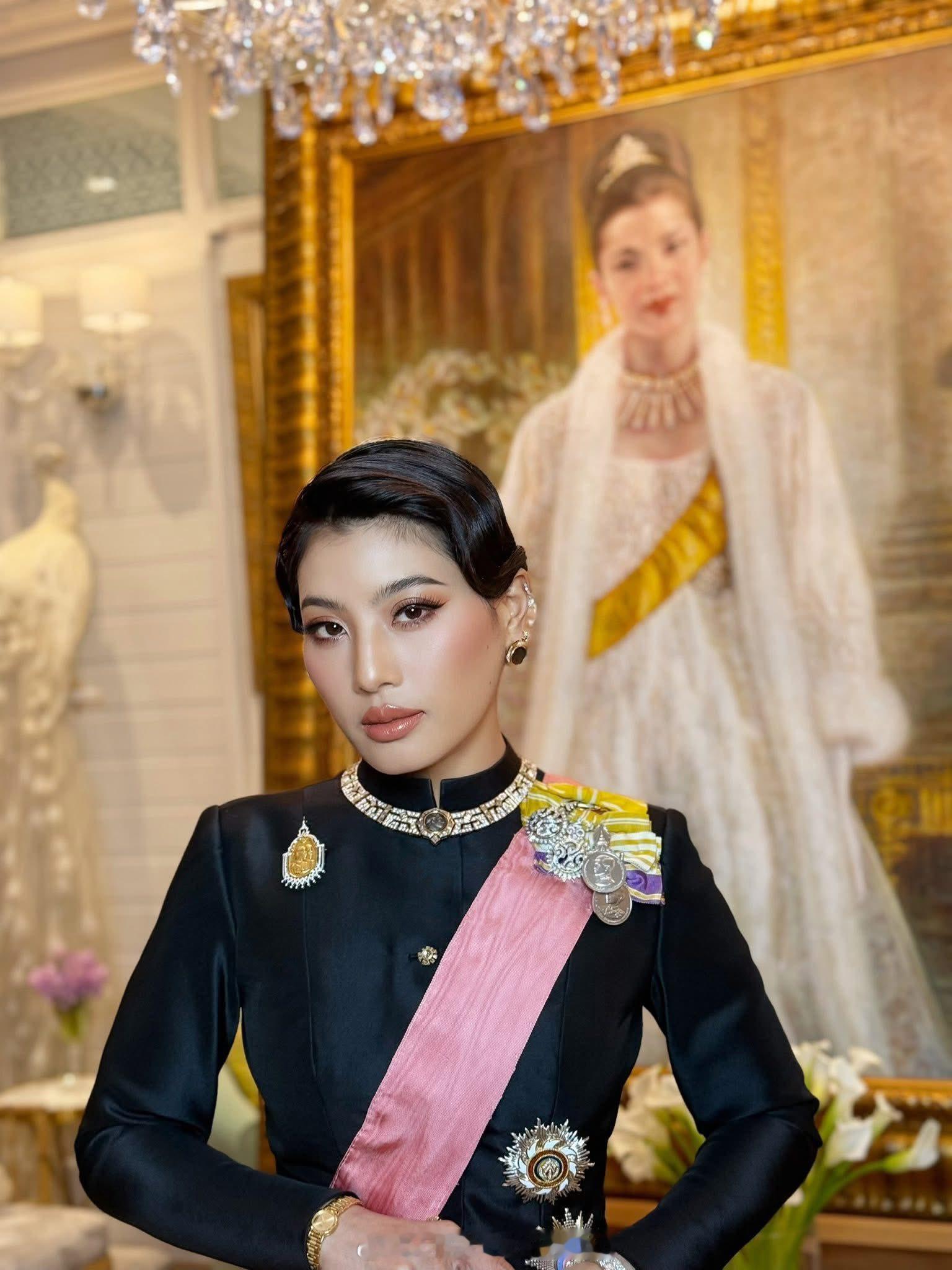 王室王室泰国王室镇宅镇宅的摆拍，感觉她一定没有颈椎病，就这日常天天抻脖子的力度