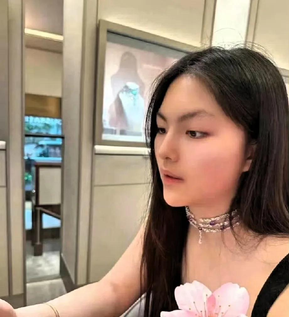 李湘又忍不住晒女儿生活照！这是真将王诗龄富养成小公主了，戴几百万的钻石项链眼都不
