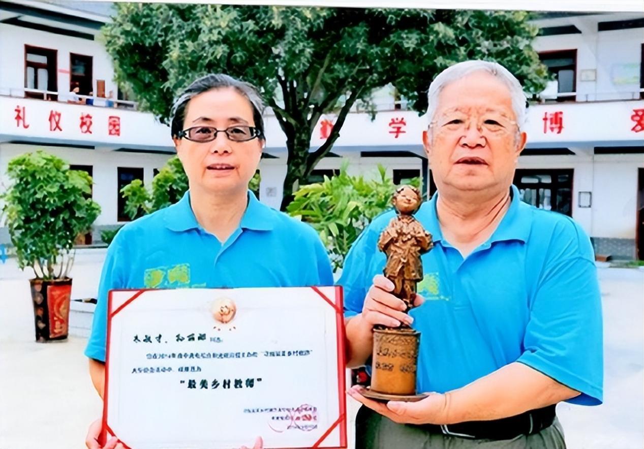 2005年中国前外交官夫妻突然失踪,10年后现身医院,揭开失踪之谜。2014年,