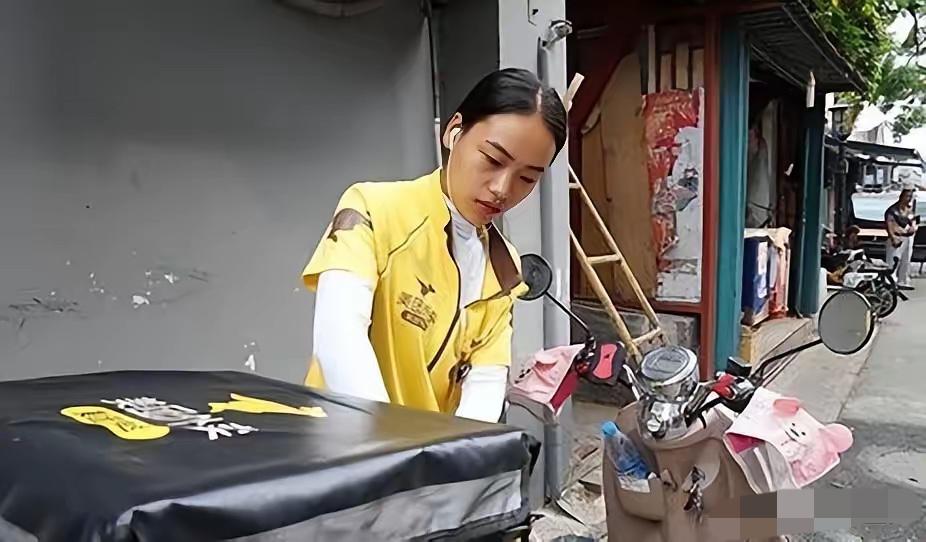 一男子天天点外卖吃，他发现送外卖的都是同一女子。有一天，女子就对男子说我干脆辞职