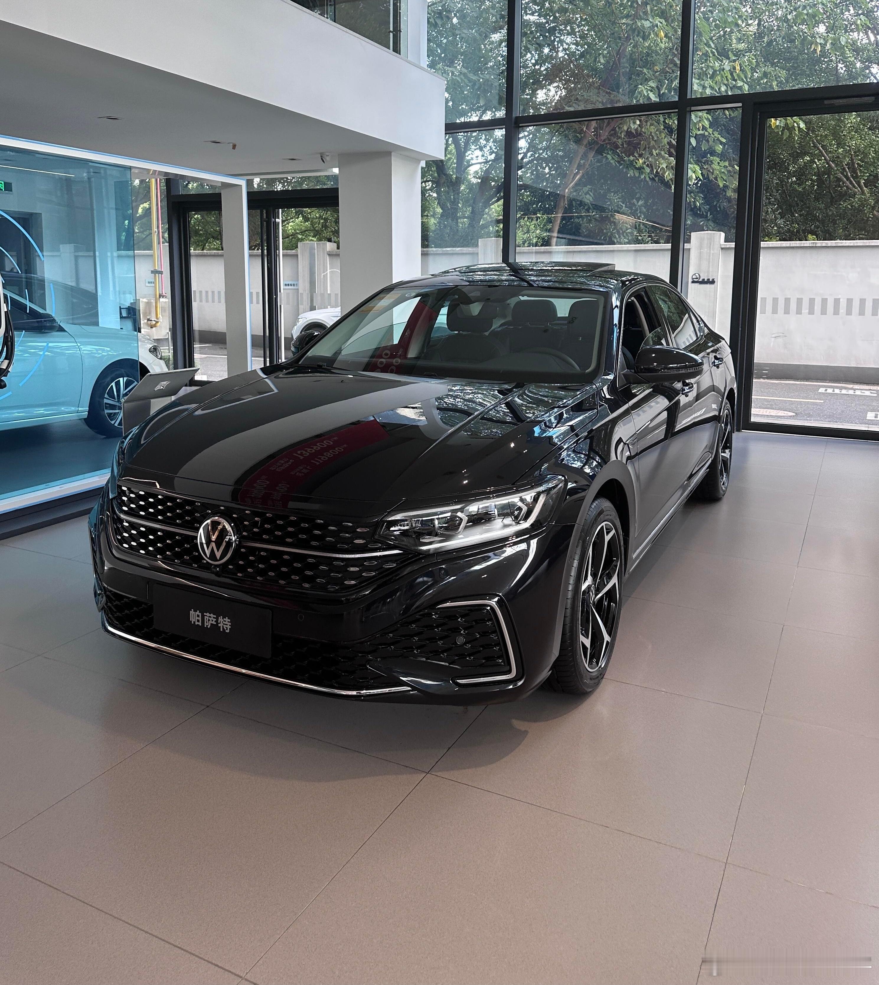 帕萨特330TSI1.空间表现绝了！轴距2871mm，后排超大，我一家三口坐进