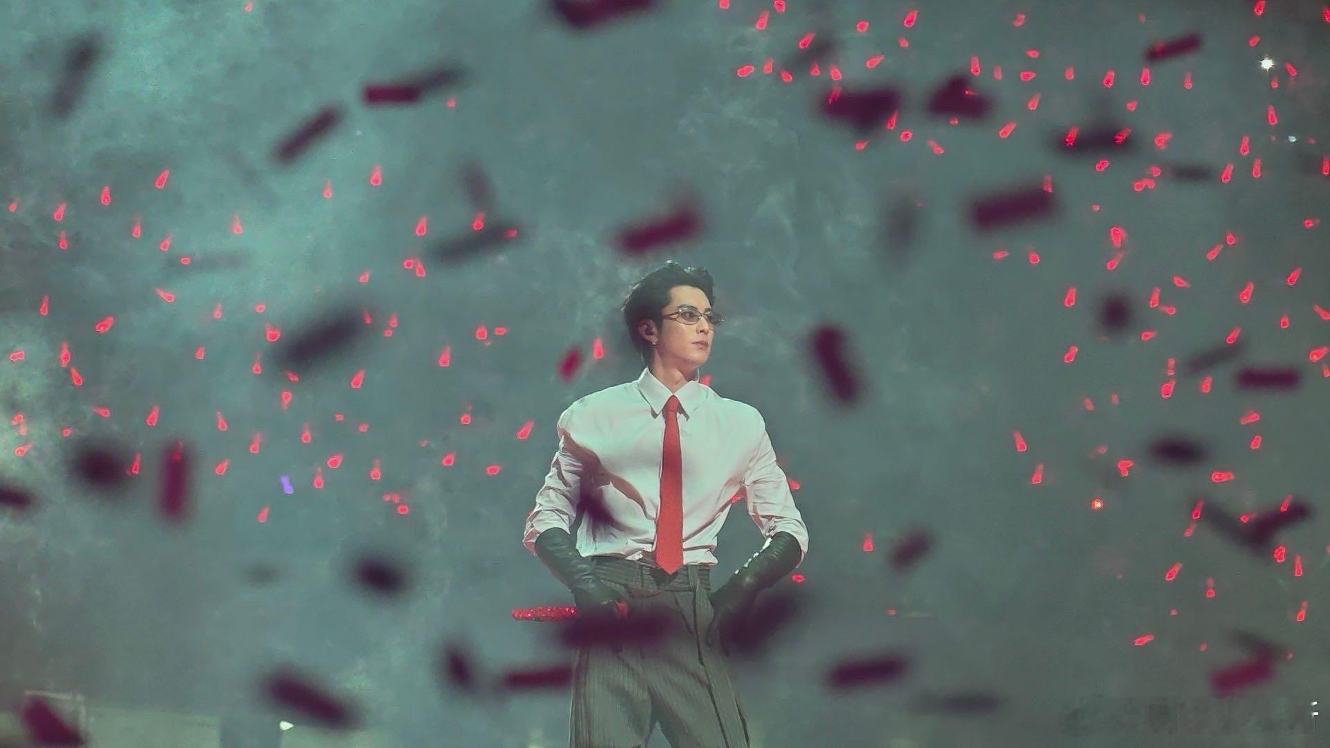 王鹤棣的屁股得恐高吧谁说王鹤棣跳舞恐高？《优雅》里那个行云流水的深蹲起身，连震