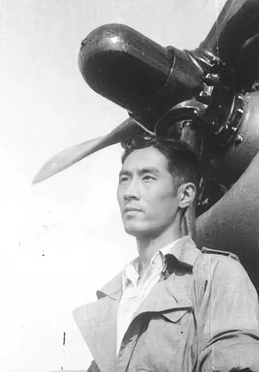 1944年，飞行员王光复，炸完日军军列准备往回飞。路过荆门机场时，看到几架日本飞
