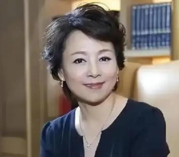 身价过亿、坐拥上海江景豪宅和北京四合院的69岁女星张瑜，前阵子默默把大部分财产公