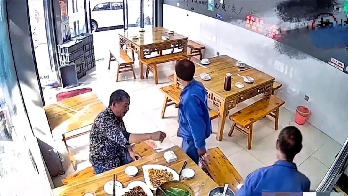 泪目。重庆icon，3名农民工去餐馆吃饭只点了2菜1汤，老板心头一软，特地多加了