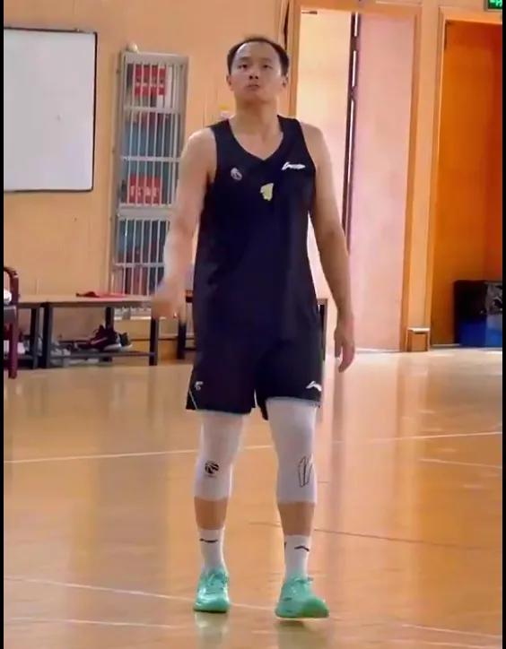 王奕博传言被青岛顶薪关注，这样竞价是好事，他在队训练也是无可奈何王奕博今天还