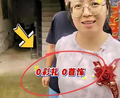 近日，江苏泗洪县金锁镇一对新人的婚礼火了，新郎新娘没有化妆，没有婚车，没有婚庆，