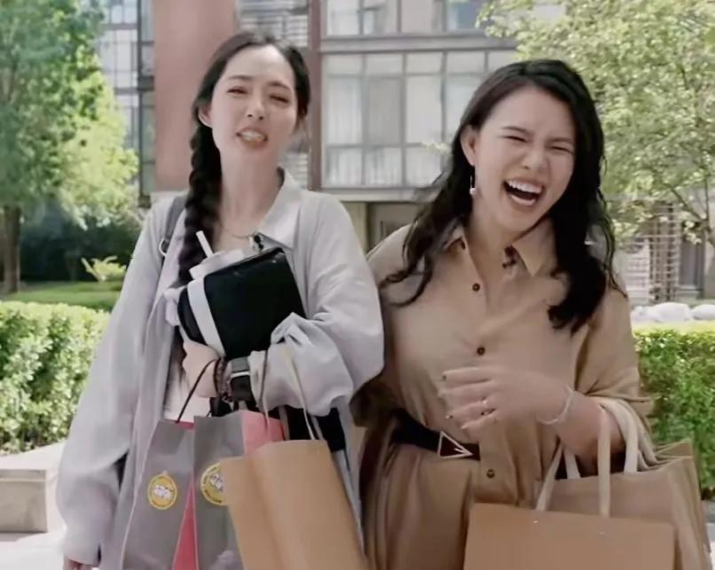 从上节目的穿搭去看，郭碧婷是真的一点也不觉得婆家有钱，自己就理所当然的花钱呢。很