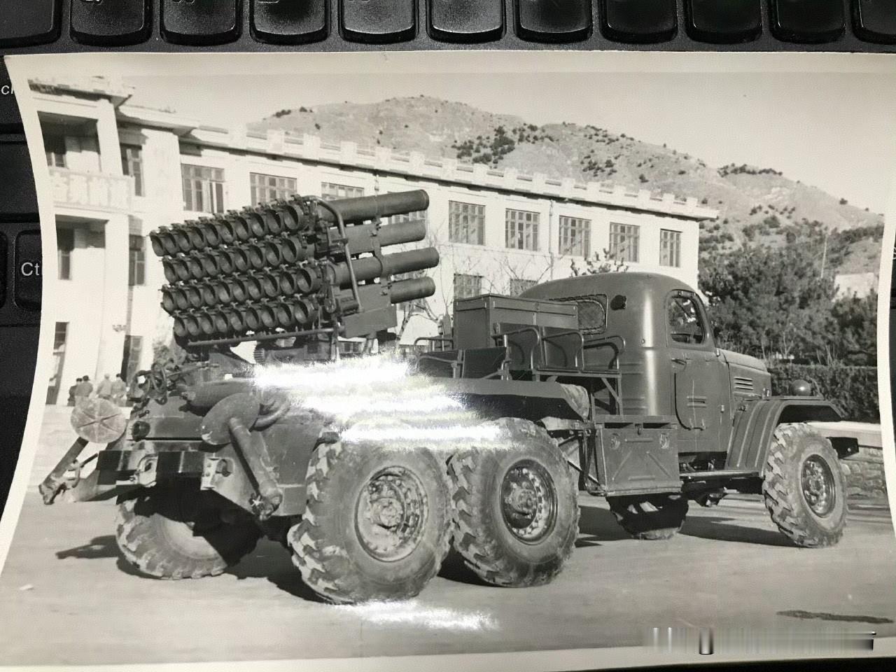 [呲牙笑]不知名的早期国产火箭炮。看来国内早就开始重视炮兵的自行化，尤其是火箭炮