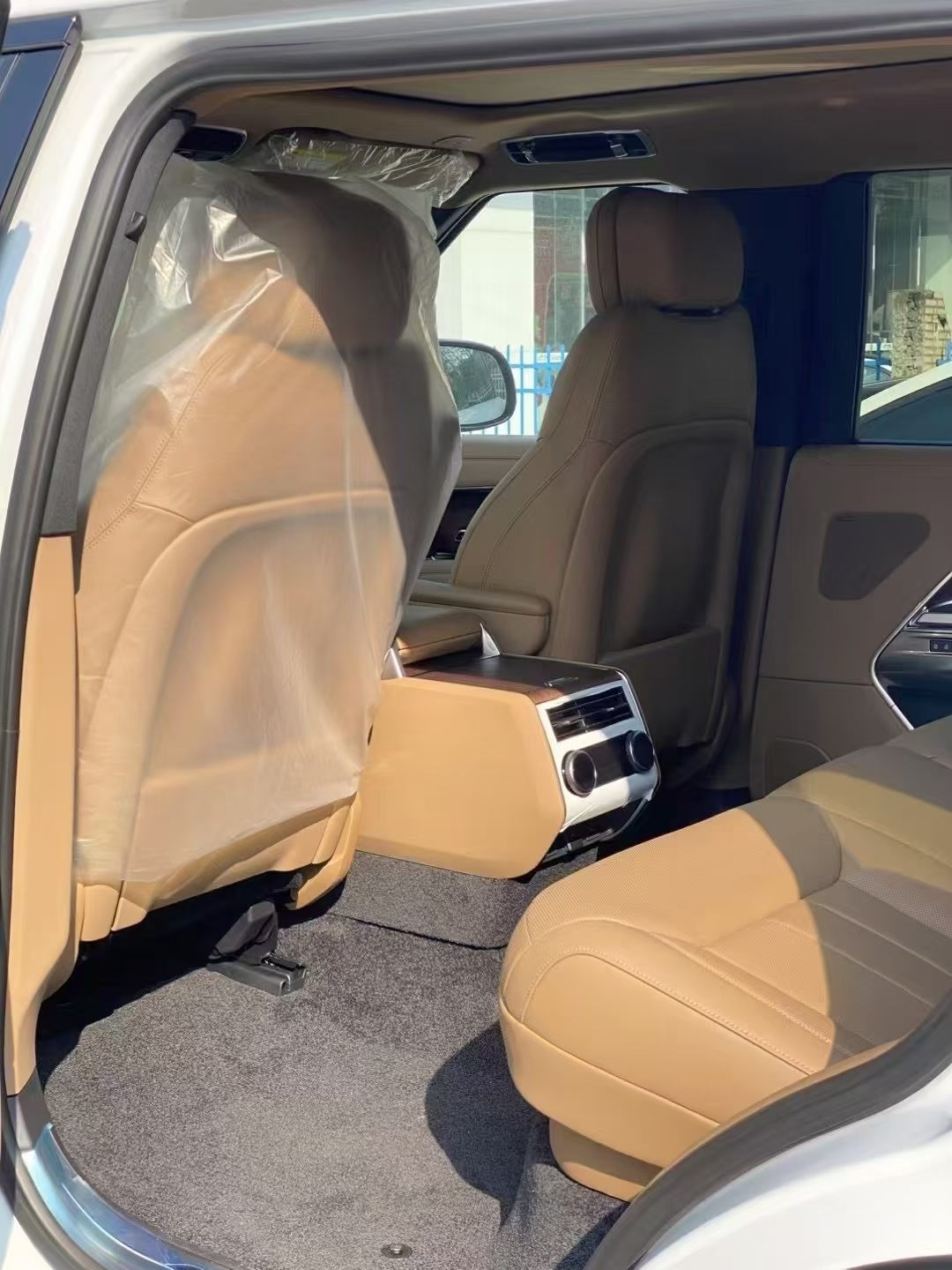 出一台特价揽胜盛世加长5座25款指导价145.2万白/琥珀全款优惠8.2万1