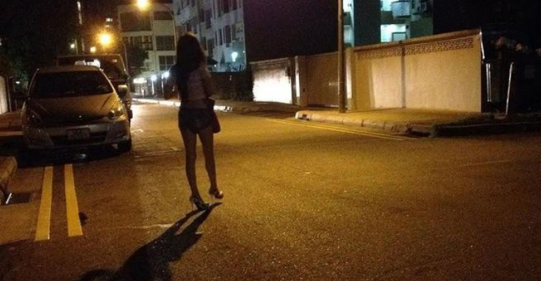 甘肃，38岁男子晚上务工回家路上看到一名招嫖的女子，与对方商量好，给了对方100