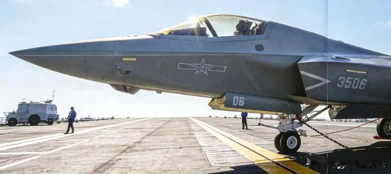 很奇怪印度的航母是怎么做到光滑如镜的？前四张是福建舰航母的甲板表面，看着有些粗糙