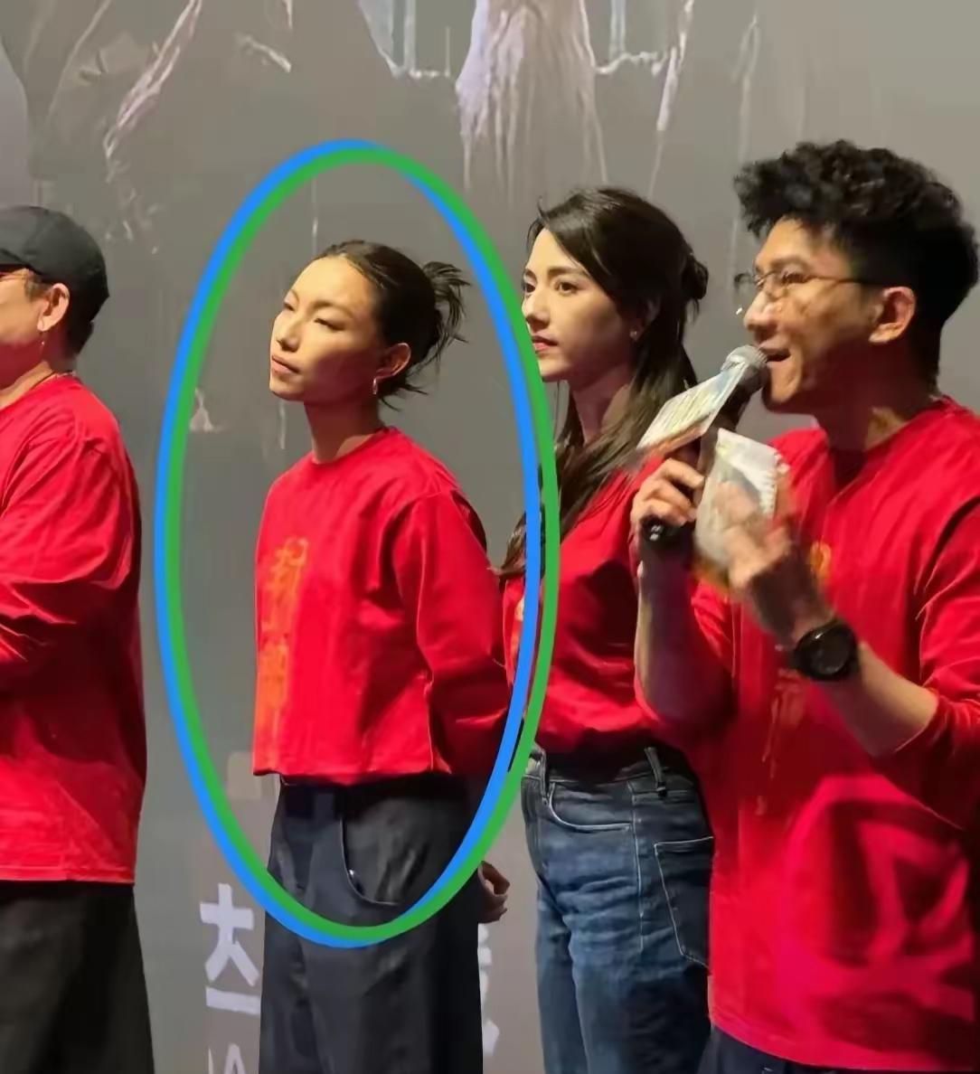 那尔那茜会翻车早就有迹可循在别的演员尽心尽力得在宣传时，那尔那茜的神情早已经