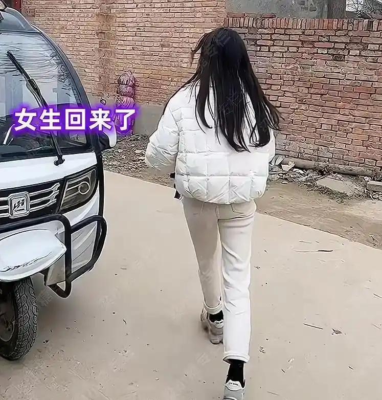 河南商丘有个小伙去相亲，站在车边等着女生，真等人家迎面走过来的时候，他反倒紧张得