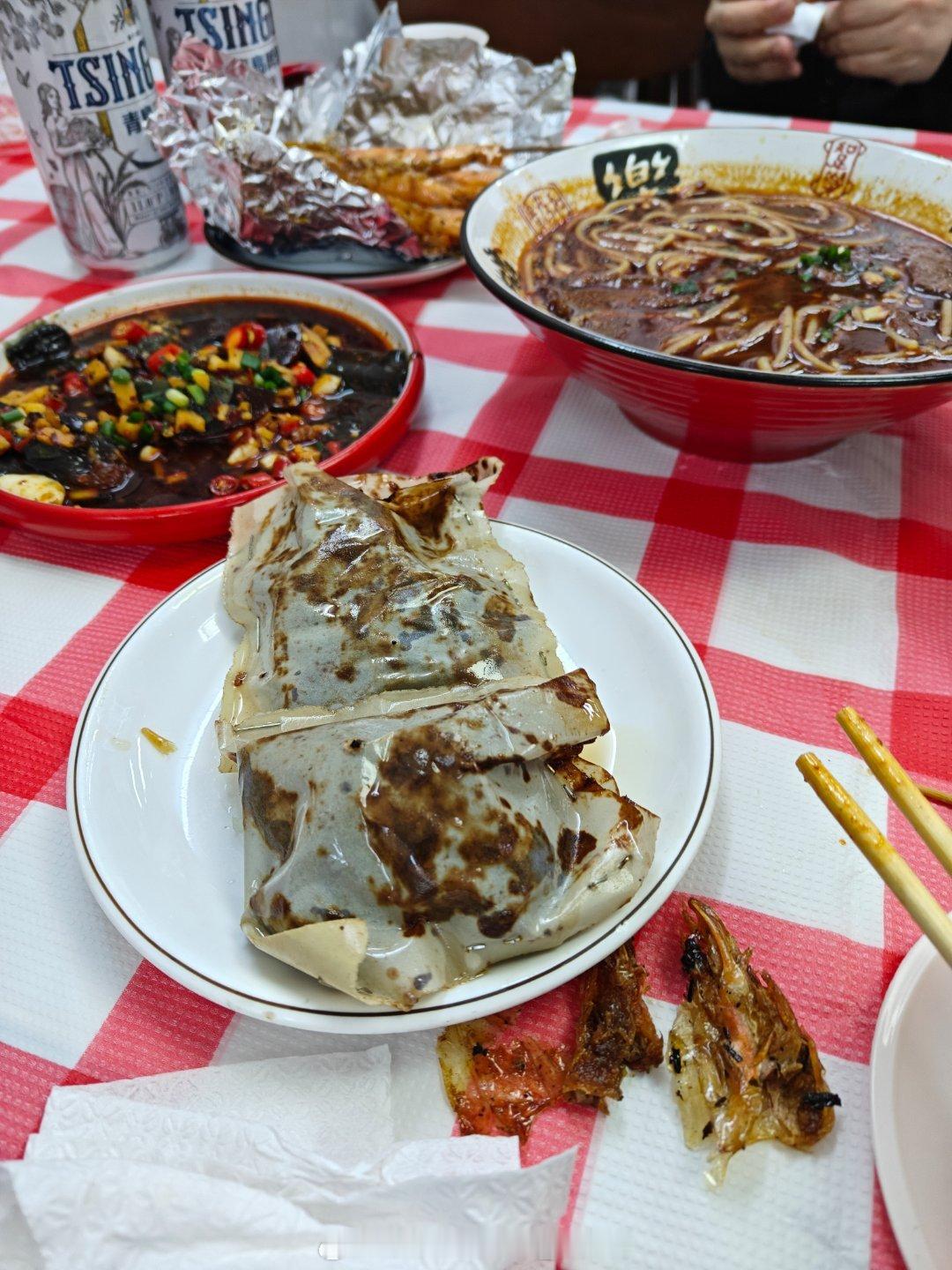 周末了整点夜宵吃这次吃的是田螺王烤鱼和烤虾的味道还不错可惜的是这个鱼感觉辣了点